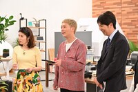 左から、神田愛花、ニューヨーク。(c)TBS