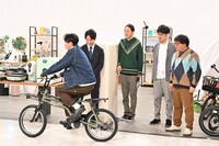 有吉弘行が自転車に試乗するワンシーン。(c)TBS