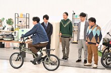 有吉弘行が自転車に試乗するワンシーン。(c)TBS