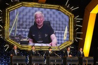 Aブロックの（右から）バカリズム、霜降り明星・粗品、空気階段・水川かたまり、ダイアン・ユースケ、ロバート秋山と、松本人志（画面上）。(c)フジテレビ