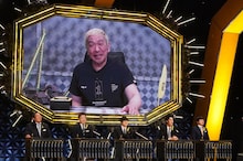 Aブロックの（右から）バカリズム、霜降り明星・粗品、空気階段・水川かたまり、ダイアン・ユースケ、ロバート秋山と、松本人志（画面上）。(c)フジテレビ