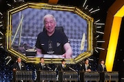 Aブロックの(右から)バカリズム、霜降り明星・粗品、空気階段・水川かたまり、ダイアン・ユースケ、ロバート秋山と、松本人志(画面上)。(c)フジテレビ