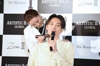 観月ありさ（左）に美顔器をあててもらうアインシュタイン河井（右）。