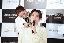 観月ありさ（左）に美顔器をあててもらうアインシュタイン河井（右）。