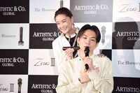 観月ありさ（左）に美顔器をあててもらい、「心臓がもたない」と呟くアインシュタイン河井（右）。