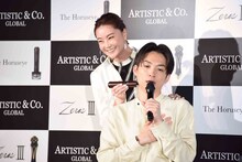 観月ありさ（左）に美顔器をあててもらい、「心臓がもたない」と呟くアインシュタイン河井（右）。