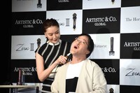 観月ありさ（左）に美顔器をあててもらうアインシュタイン稲田。