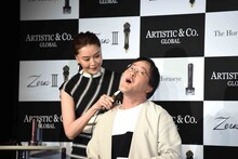 観月ありさ（左）に美顔器をあててもらうアインシュタイン稲田。