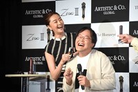 笑い出す観月ありさ（左）とアインシュタイン稲田（右）。