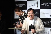 笑い出す観月ありさ（左）とアインシュタイン稲田（右）。