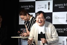 笑い出す観月ありさ（左）とアインシュタイン稲田（右）。