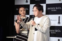 美顔器のすごさを説明するアインシュタイン稲田（右）。