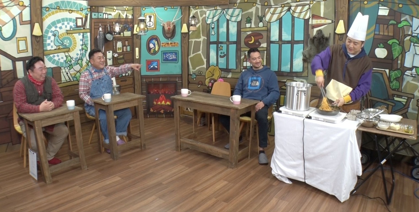 「ザキ山小屋」でミートソーススパゲティを調理する和牛・水田（右端）。(c)ABCテレビ