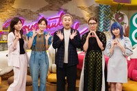 「ドーナツトーク」にゲスト出演するフットボールアワー岩尾（中央）と、ヒコロヒー（左端）らMC陣。(c)CBC