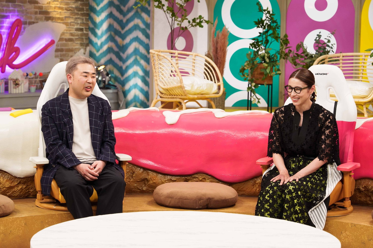 フットボールアワー岩尾と水野美紀。(c)CBC