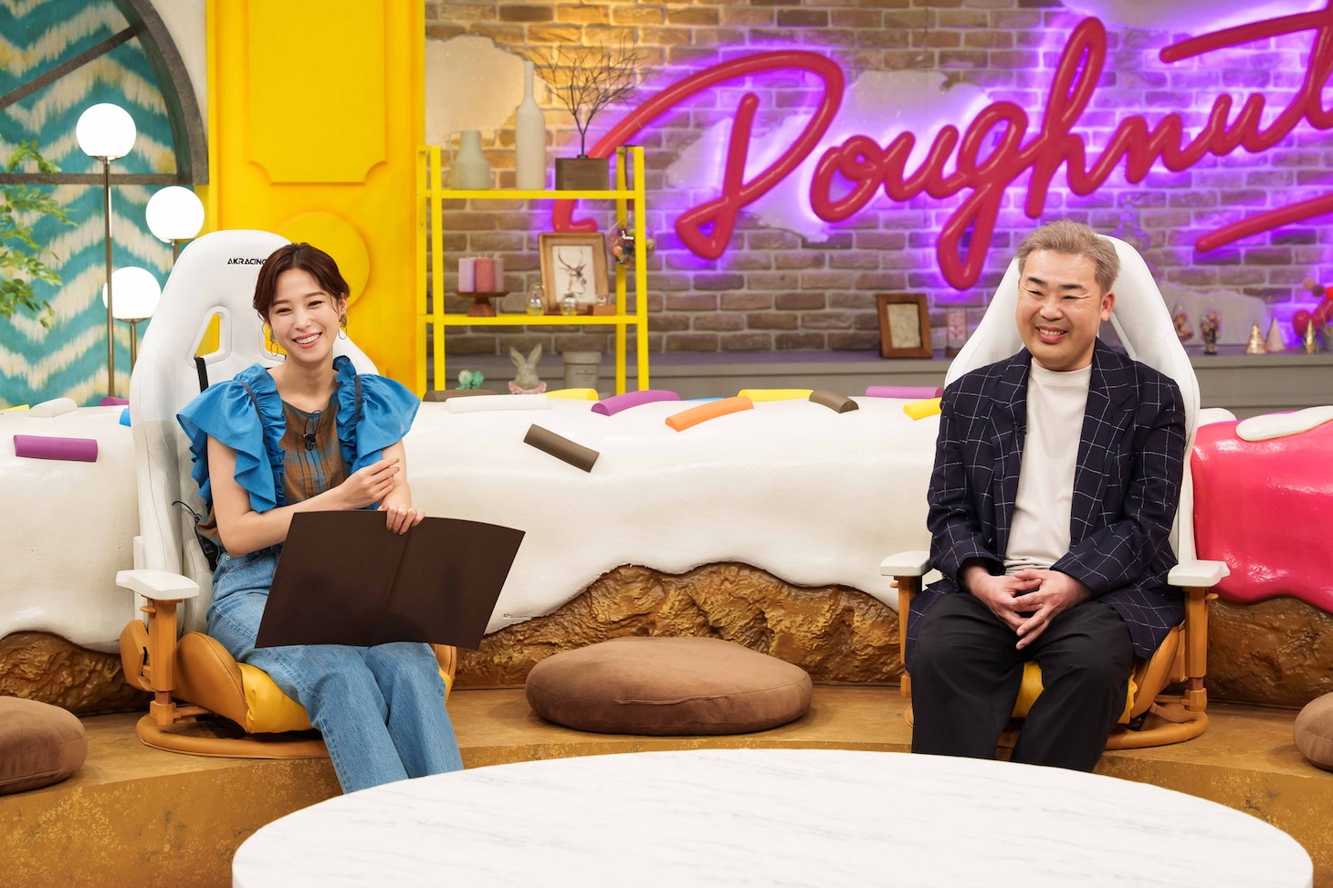 鷲見玲奈とフットボールアワー岩尾。(c)CBC