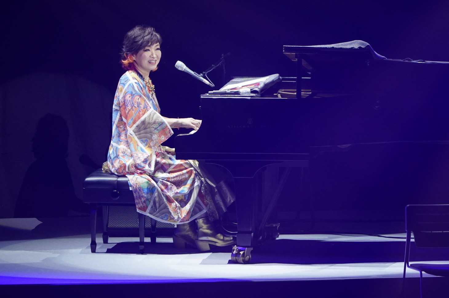 「清水ミチコリサイタルin武道館～カニカマの夕べ～」に出演する清水ミチコ。(c)WOWOW