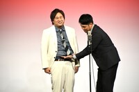 大東（左）のたるんだ腹を持ってやる東（右）。