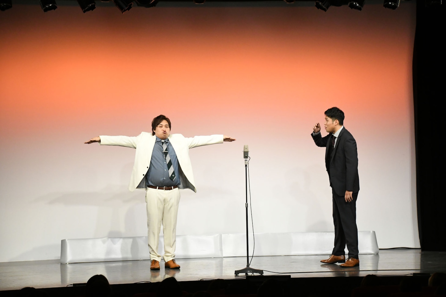 カカシになってしまった大東（左）。