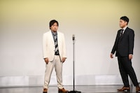 不倫の謝罪会見に臨む大東（左）。