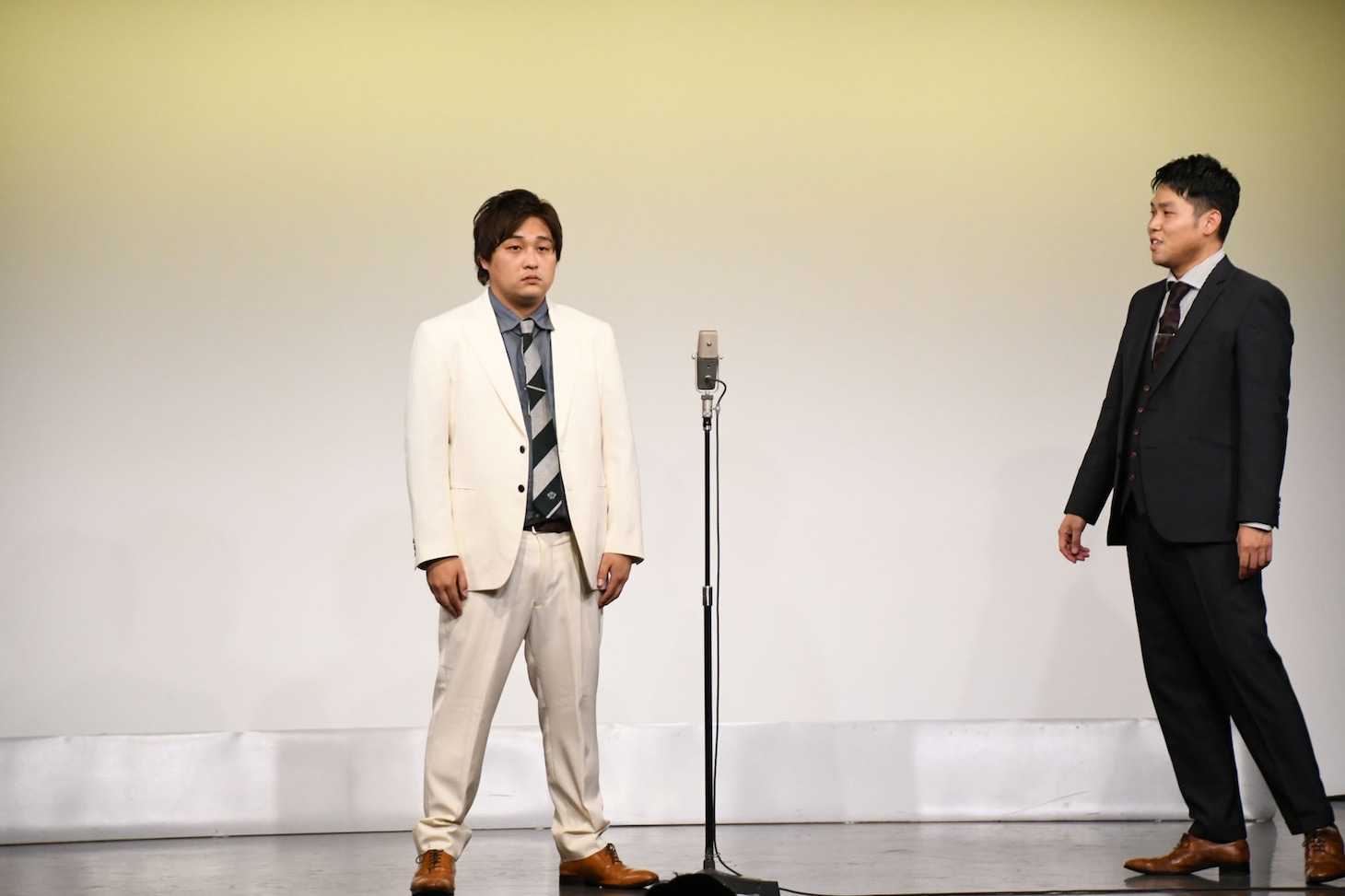 不倫の謝罪会見に臨む大東（左）。