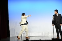 居酒屋のキャッチに一発くれてやる大東（左）。