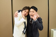 終演後、囲み取材に応じたダブルヒガシ。