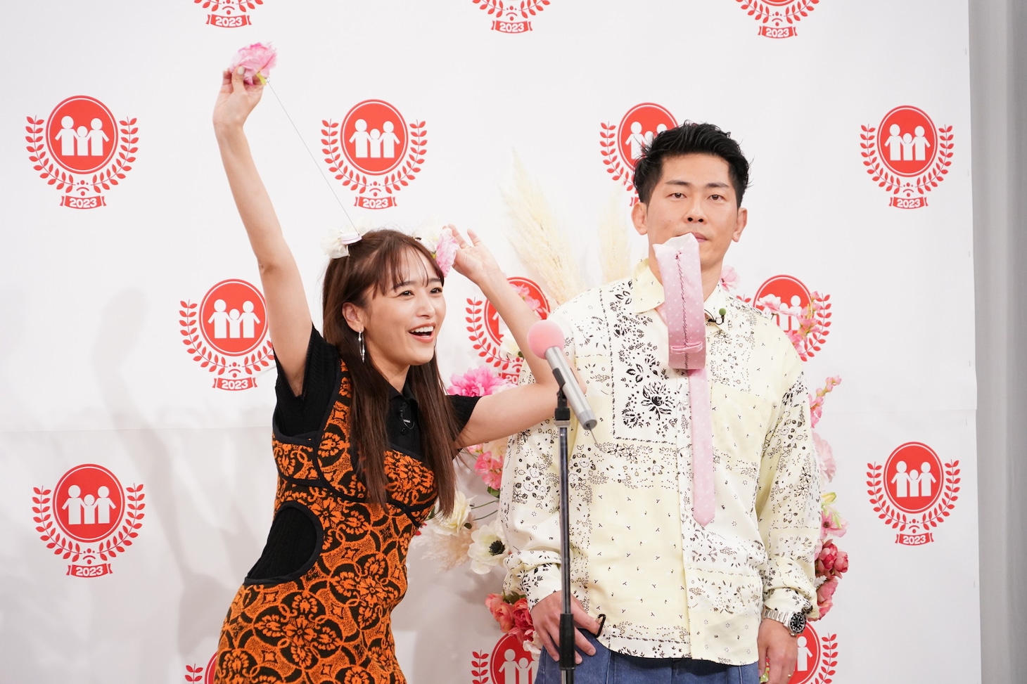 左から近藤千尋、ジャングルポケット太田。(c)日本テレビ