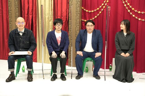 「千鳥食いつきクイズ」に挑戦する(左から)みなみかわ、GAG福井、ビスケットブラザーズ原田、蛙亭イワクラ。