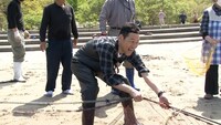 地引網を体験する東野幸治。(c)BS朝日