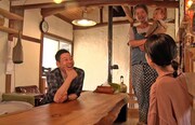 豊後高田市へ移住した一家に話を聞く東野幸治（左）。(c)BS朝日
