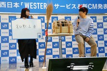 左から葵わかな、ミキ亜生。