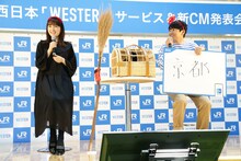 左から葵わかな、ミキ亜生。