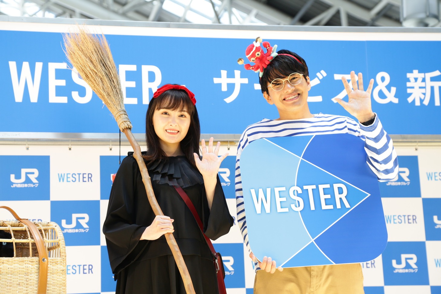 左から葵わかな、ミキ亜生。