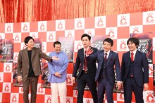 コットンと、や団。コットン西村（左端）が「（大会冠スポンサーの）カーネクストの方ですか？」と、や団のスーツ姿をいじっていた。