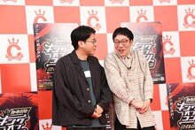 ネタの冒頭をちょっとだけ披露する男性ブランコ。