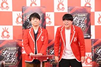 会見の最後にライス関町（右）が「皆さん、優勝目指して、がんばってくれーい！」とエールを送った場面。