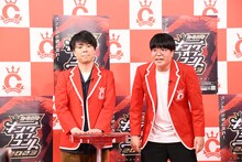 会見の最後にライス関町（右）が「皆さん、優勝目指して、がんばってくれーい！」とエールを送った場面。