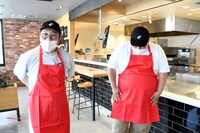 エプロンとキャップを装着していざピザアカデミースタート！