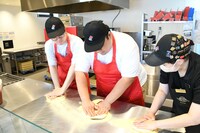 生地を押しながら伸ばしていく。