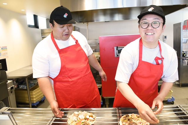 最後にもう1品くらいトッピングしたくなっている檜原さん（右）。