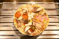 肥満さんのピザ。テーマは「今までのピザの歴史、全部の味が詰まっている、新しくもあり古くもあるピザ」。