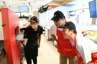 側面の窓を開けて焼け具合をチェック。