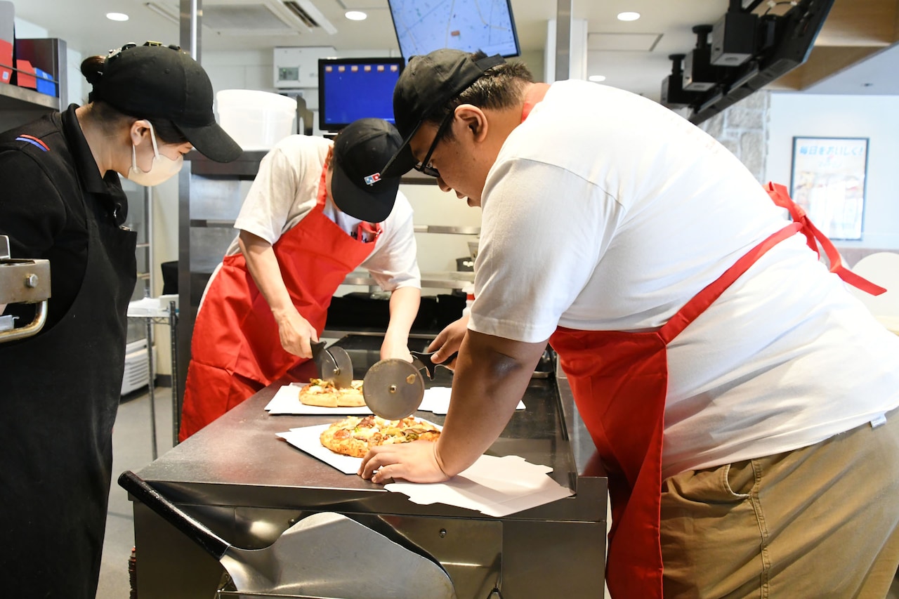 ピザをカットする。