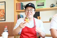 「エナジー＆スポーツ」の「スポーツ」の部分を手に取る檜原さん。