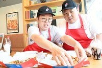 お互いのピザを味見。