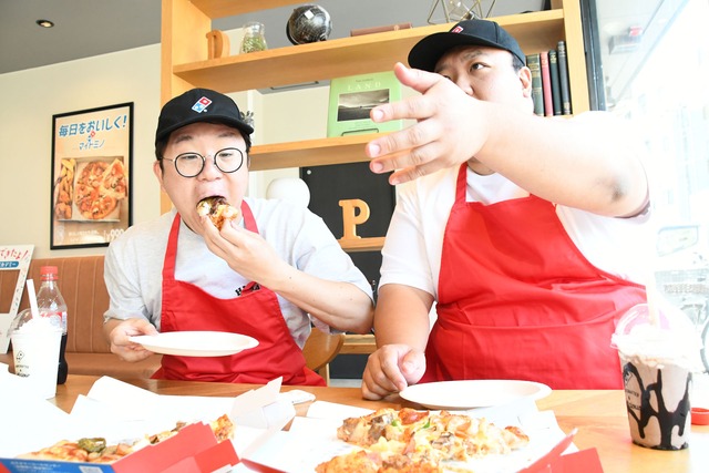 ドミノ・ピザのおいしさを力説する肥満さん（右）。