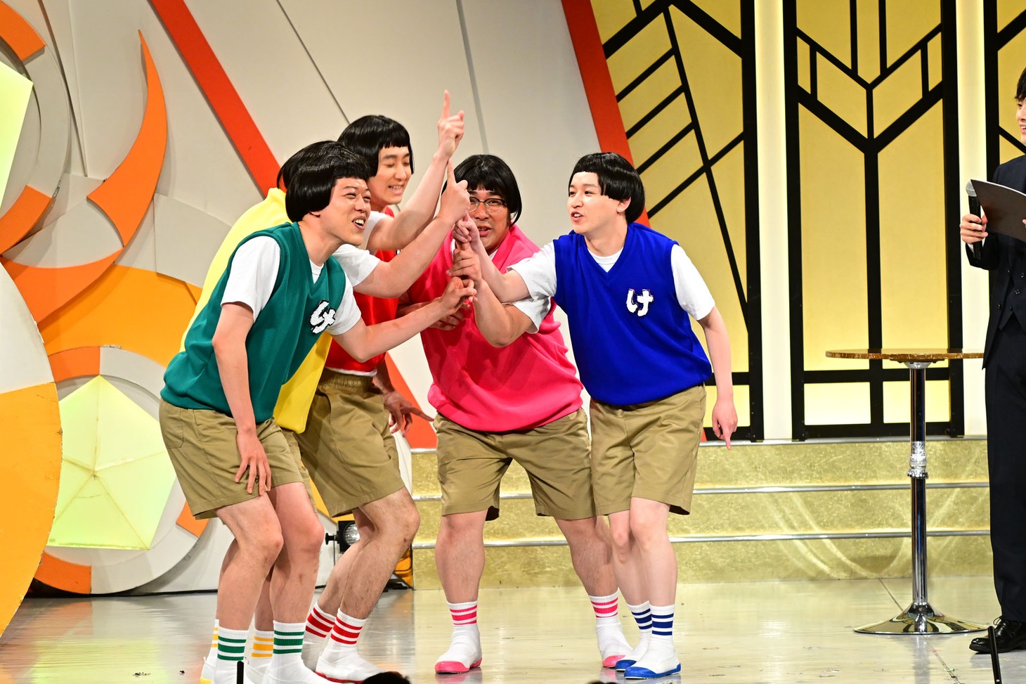 「忍忍！」のポーズをマネするkento fukaya、ビスケットブラザーズ、滝音。