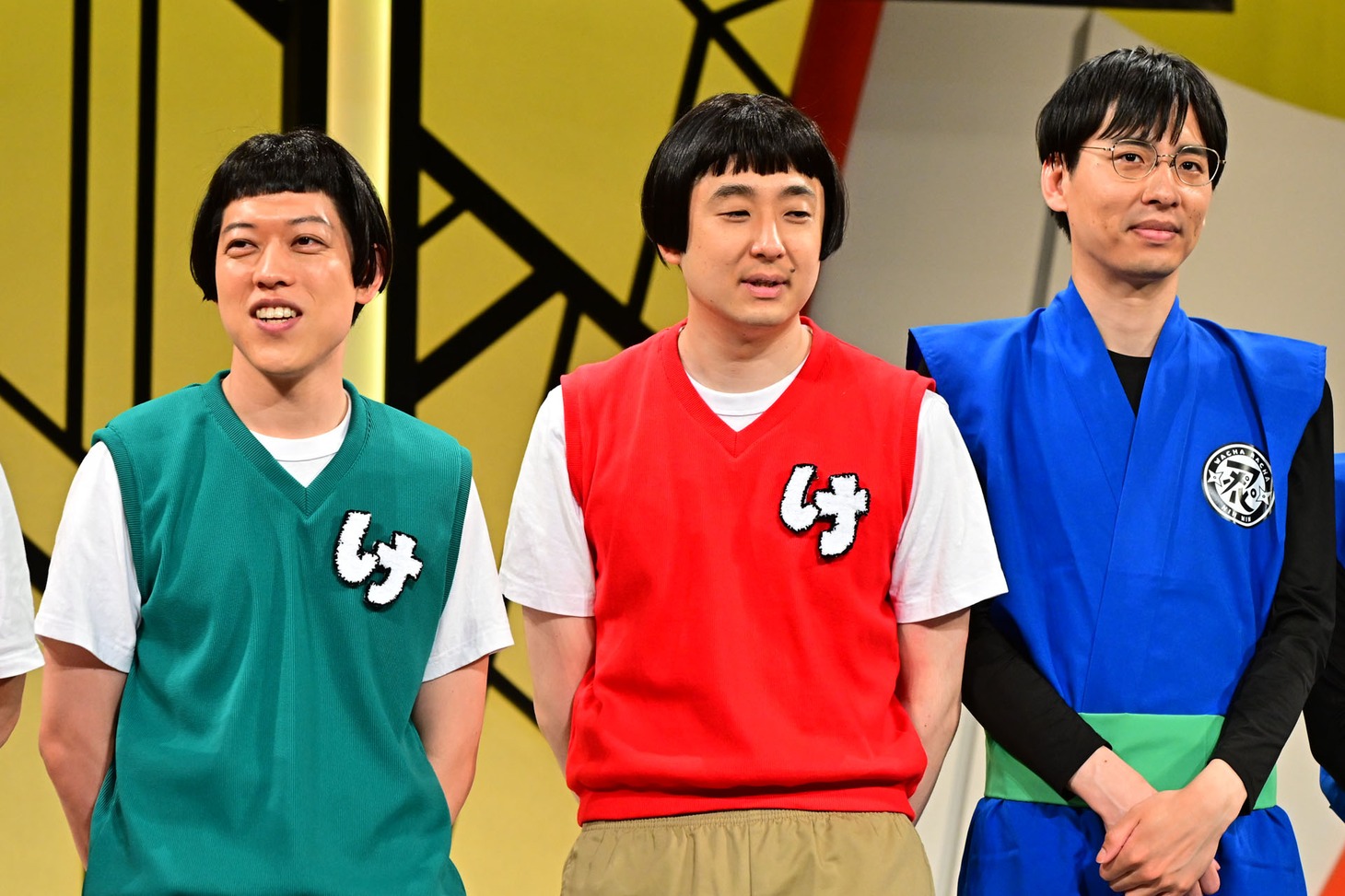 番組開始前にして衣装が縮んでしまった滝音・秋定（中央）。