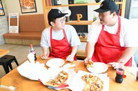 オリジナルピザを試食するママタルト。